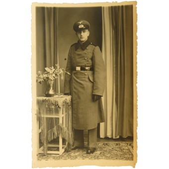 Foto van een Duitse Pionier-soldaat in volledige lengte, in een overjas en een vizierdop. Espenlaub militaria